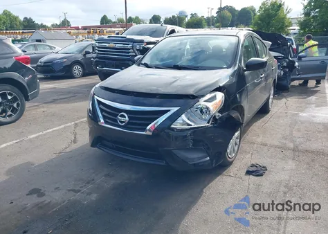 2018 Nissan Versa 1.6 S z USA, uszkodzony, nr VIN 3N1CN7AP7JL832381